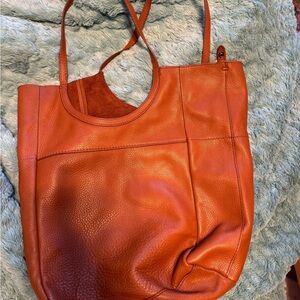 Hobo
Shoulder bag
Leather purse
Saddle tan